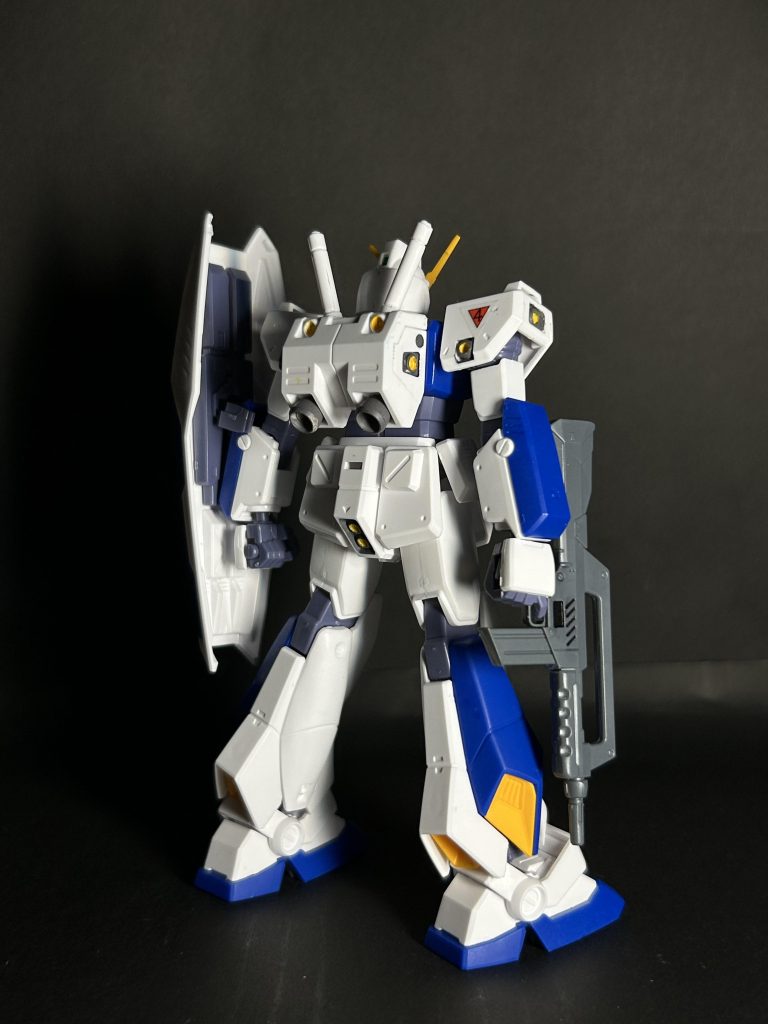 バーニアの塗装は、マステで分けてエアブラシで灰色→ガンダムマーカーで黄色で塗ってます。他のライフルと細かい一色の部分はガンダムマーカーで塗って、除光液ではみ出した所を消してます。墨入れは前のリアアーマーだけしてます。デカールは、キット付属のものです