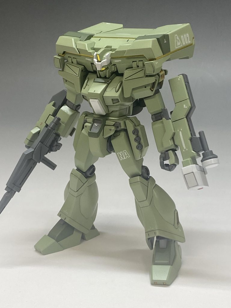 プロポーション変更は行わず、一部ディテールアップと丁寧な面出し、全塗装で完成させました。カラーはガンダムカラーのザクグリーン2種をそのまま使いました。