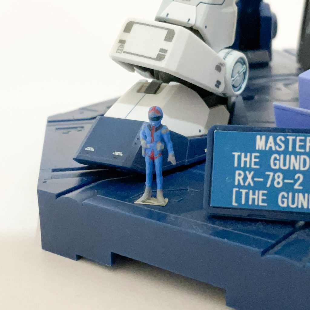 1/100アムロのフィギュアは機体色に合わせてファーストのオープニングに登場する青いパイスー姿で塗装しました。