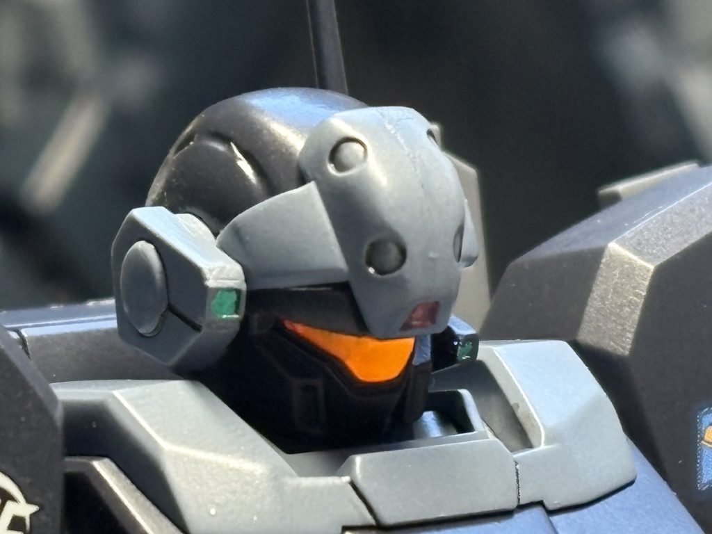 写真じゃわかりづらいけど、ブラックライトで光ります。もともとブラックライトで光る素材なので、裏面にシルバーを塗ってみました。