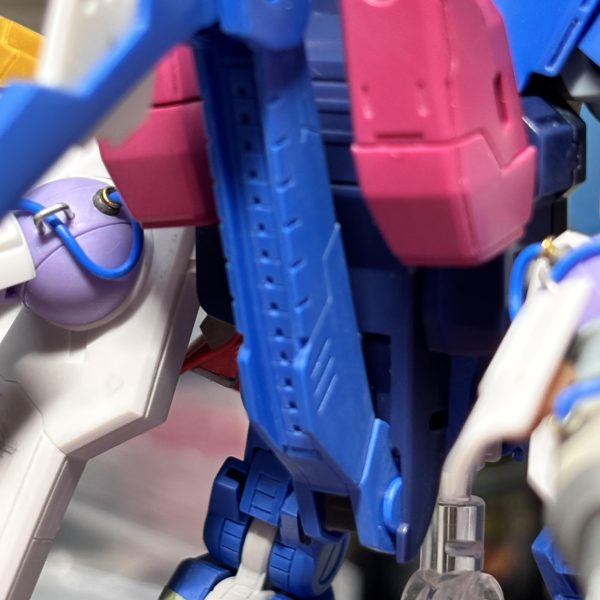ミキシングビルドハンブラビになります。ファラクト、ベギルベウからのパーツ取りをメインにしています。自作プロペラントタンクを背負わせたほか、ファンネルコンテナに見立てたパーツを加工しとりつけ、ニュータイプ専用という設定で作成しています。（4枚目）