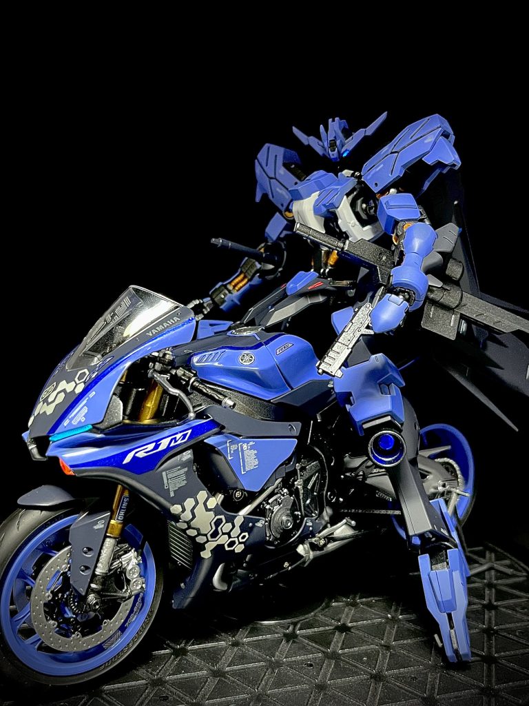 YAMAHAですね😍鋭い眼光と青×黒が似てんなぁと今回はこの組み合わせにしました🤩色もヴィダールに寄せてちょい悪で🤔