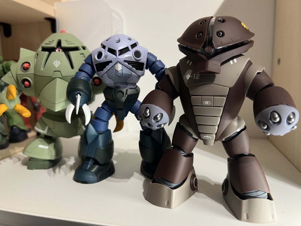 キット原形だとやたら脚長でスマート過ぎるので、設定画のようなずんぐりむっくりを目指します。