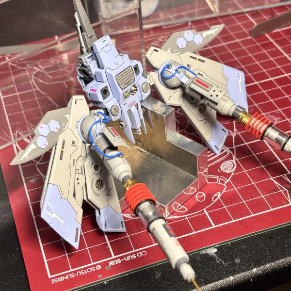 ミキシングビルドハンブラビになります。ファラクト、ベギルベウからのパーツ取りをメインにしています。自作プロペラントタンクを背負わせたほか、ファンネルコンテナに見立てたパーツを加工しとりつけ、ニュータイプ専用という設定で作成しています。（7枚目）