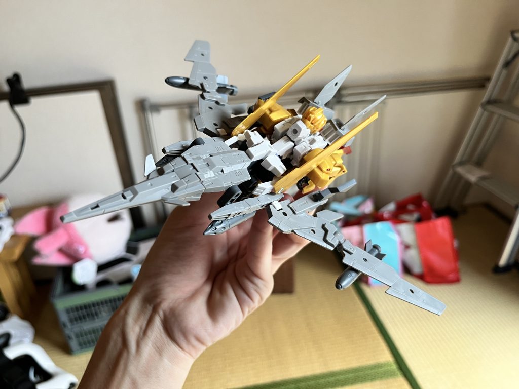 可変機を作りたい！と衝動に駆られ、ベースに選んだのは百式。Zの開発ベースが百式って、全然似てなくね？百式変形しなくね？って昔からの疑問をぶつけた機体にしました　笑