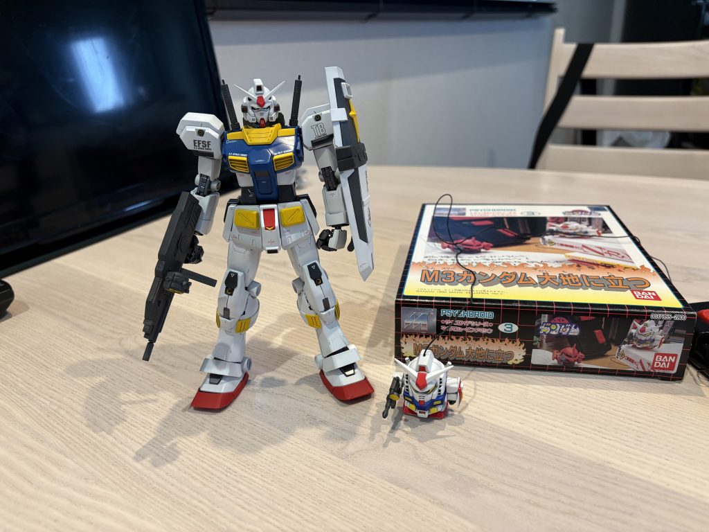 現在作成中の7号機と。1／100と比べるとこんな感じの大きさです。箸休め的な雰囲気で作成。7号機の次はこのシャア専用ザクを塗ろう！