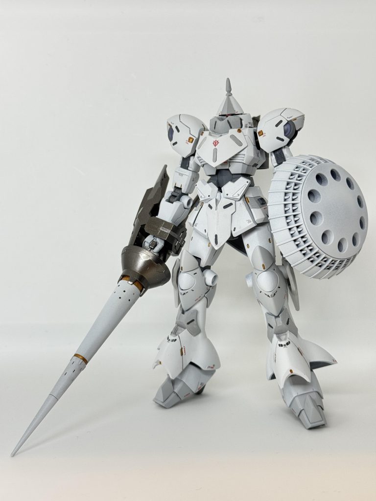 改造箇所胸部を中心に全身に甲冑っぽいパーツを接着踵もハイヒール化肩部をHGミカエリスに変更上腕と脛部を延長