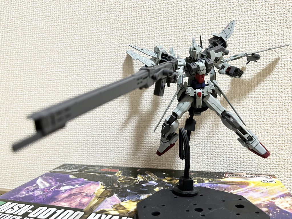 MS形態でも、大気圏内で飛行することが可能。敵の射程外である上空から狙撃する戦い方を想定して開発された。大型レールガンを装備しており、大きさにより取り回しは悪いが、電磁エネルギーによる射撃を行うため、ビームライフルよりも軽量。