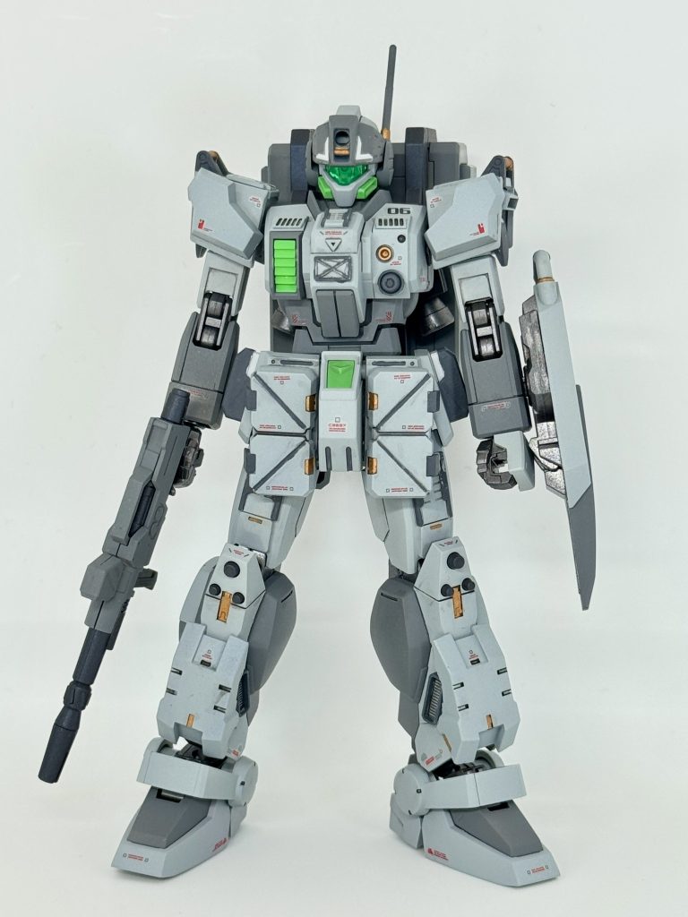 何かのジャンクパーツを脛部、腰部フロントアーマー、肩部に貼り付けてます。