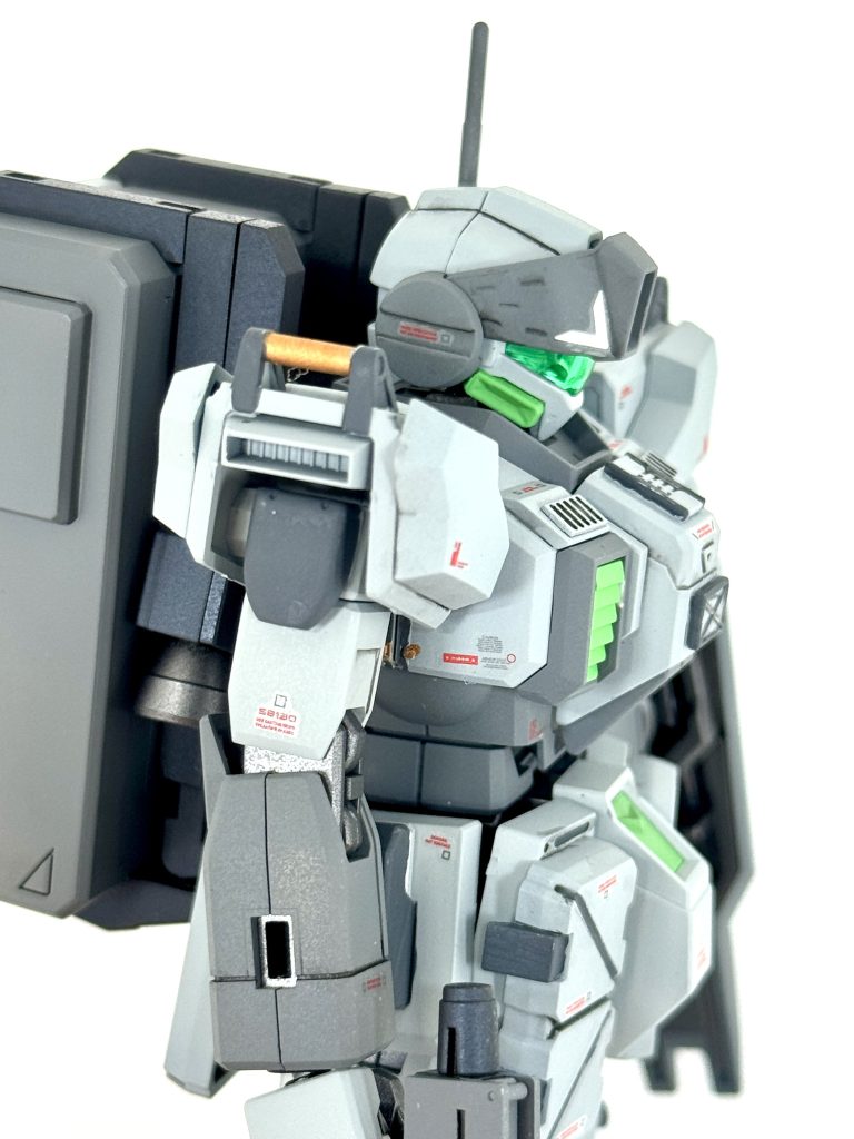 塗装色のコントラストがのっぺりしていたので、エヴァグリーンや赤色デカールを差し色にしてみました。