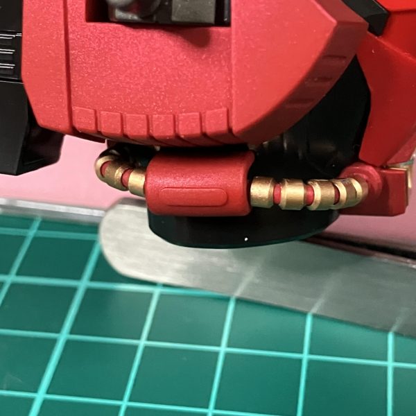 半年ぶりのサザビー再開です。塗装とディテールアップ中です。ファンネルと動力パイプにメタルパーツ組み込みました。塗装はメタリック系でわかりづらいですがツートンに塗り分けてます。（4枚目）
