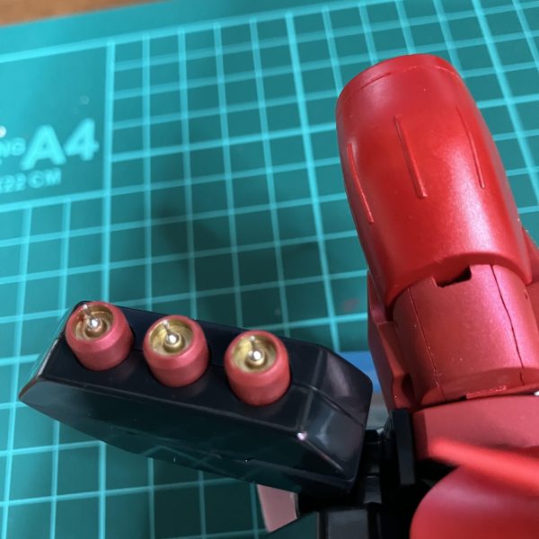 半年ぶりのサザビー再開です。塗装とディテールアップ中です。ファンネルと動力パイプにメタルパーツ組み込みました。塗装はメタリック系でわかりづらいですがツートンに塗り分けてます。（3枚目）