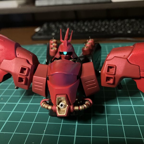 半年ぶりのサザビー再開です。塗装とディテールアップ中です。ファンネルと動力パイプにメタルパーツ組み込みました。塗装はメタリック系でわかりづらいですがツートンに塗り分けてます。（5枚目）