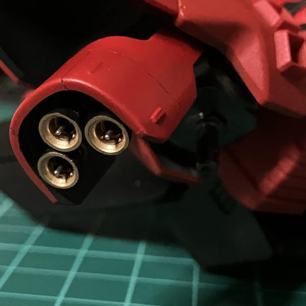 半年ぶりのサザビー再開です。塗装とディテールアップ中です。ファンネルと動力パイプにメタルパーツ組み込みました。塗装はメタリック系でわかりづらいですがツートンに塗り分けてます。（7枚目）