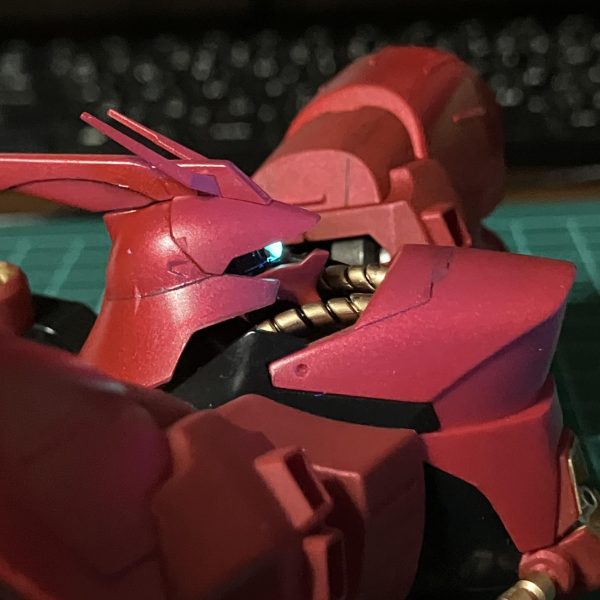 半年ぶりのサザビー再開です。塗装とディテールアップ中です。ファンネルと動力パイプにメタルパーツ組み込みました。塗装はメタリック系でわかりづらいですがツートンに塗り分けてます。（6枚目）