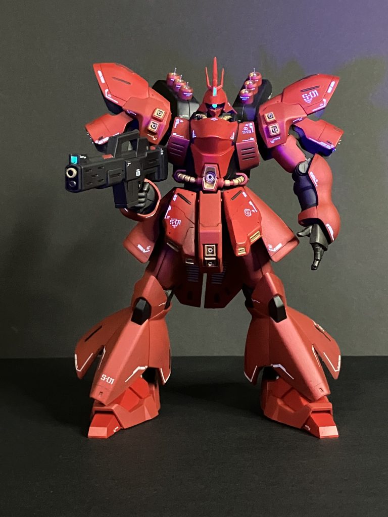 正面からセンサー類はいつもの蛍光グリーンです。デカールはRGのものを使用しました。HGと形状がマッチングしないものも多々あり、文字通りきった貼ったしてます。