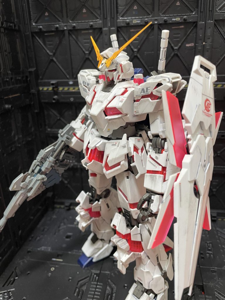 スミ入れ、部分塗装、トップコート、ウェザリングを施しました。部分塗装はアンテナブレードとバーニア部分。アンテナは最初、水性のゴールドで筆塗りしましたが、少しイメージと違ったので、ガンマカのイエローで塗り直しました。