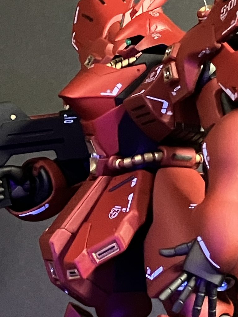 左側面より撮影。肩のバーニヤ、腰の動力パイプは金属パーツ埋め込んでます。