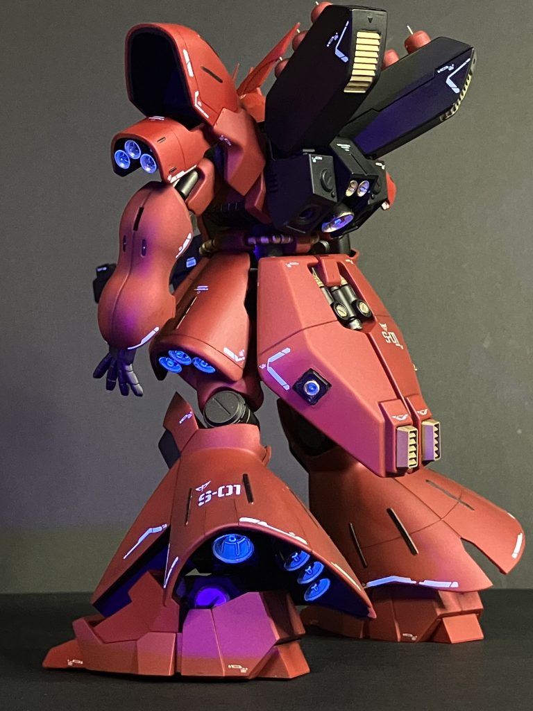 左後部撮影。バーニアパーツは塗装後に蛍光クリヤーを重ね塗りし、ブラックライトを当てると発光します。