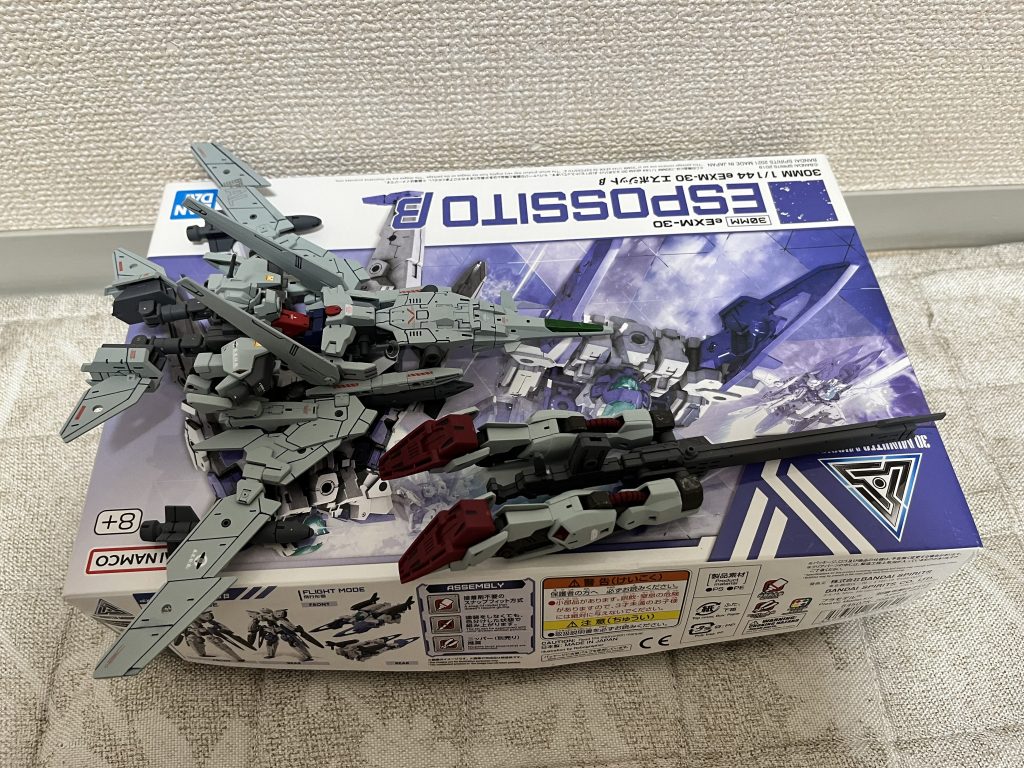 まず、、いきなりすみません!!ここはライフル+足部を取り外します。取り外しなく、完全変形させたかったですが、MA時のプロポーションのため、どうしてもここは取り外し式になりました😭