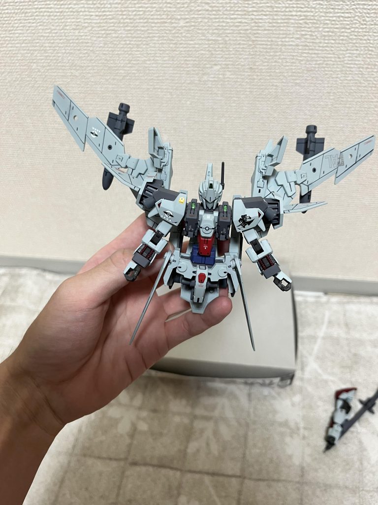 わかりにくいですが、腰部を180度回転し、機首部も回転つまり、腰部パーツが前後逆になってます。これは変形時、腰部パーツにライフル+足を接続する都合上その後、翼を後ろへたたむ。