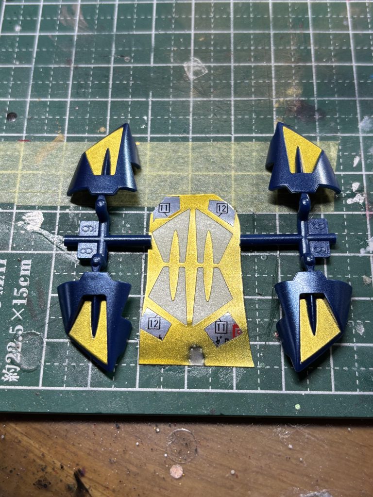 翼のゴールド部分は上手くマスキング出来る自信がなかったのでホイルシールを塗装し他の部分のゴールドに色を合わせてあります。