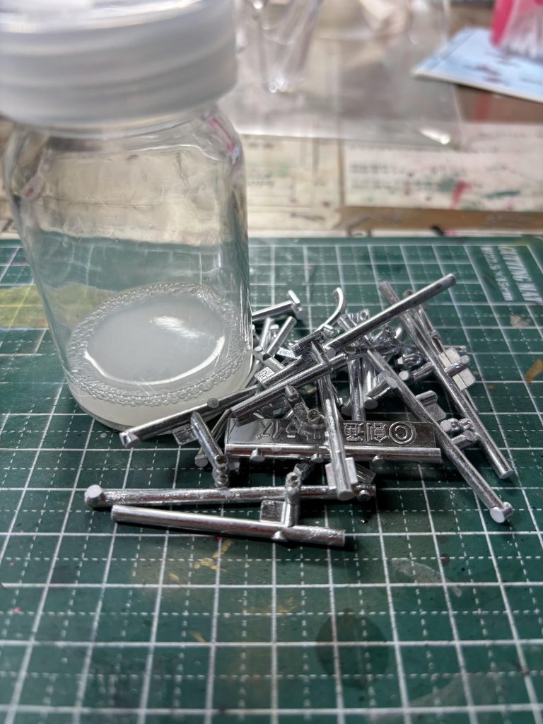 ウイングガンダムのチタニウムフィニッシュのランナーからバンダイ純正のクリアホワイトを抽出し、ガイアのクリアホワイトと混ぜて塗装してあります。