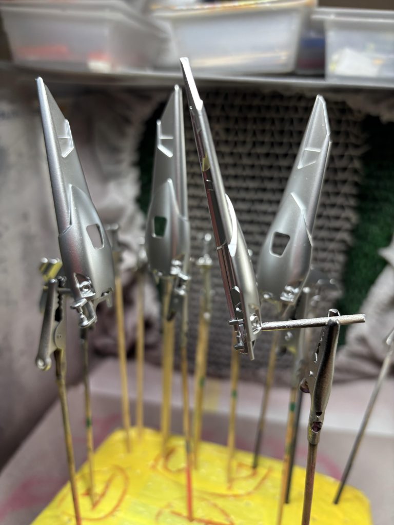 シルバーを下地にクリアホワイトを吹いてチタニウムフィニッシュもどきを目指しましたが、自分的には不満と課題が残りました。