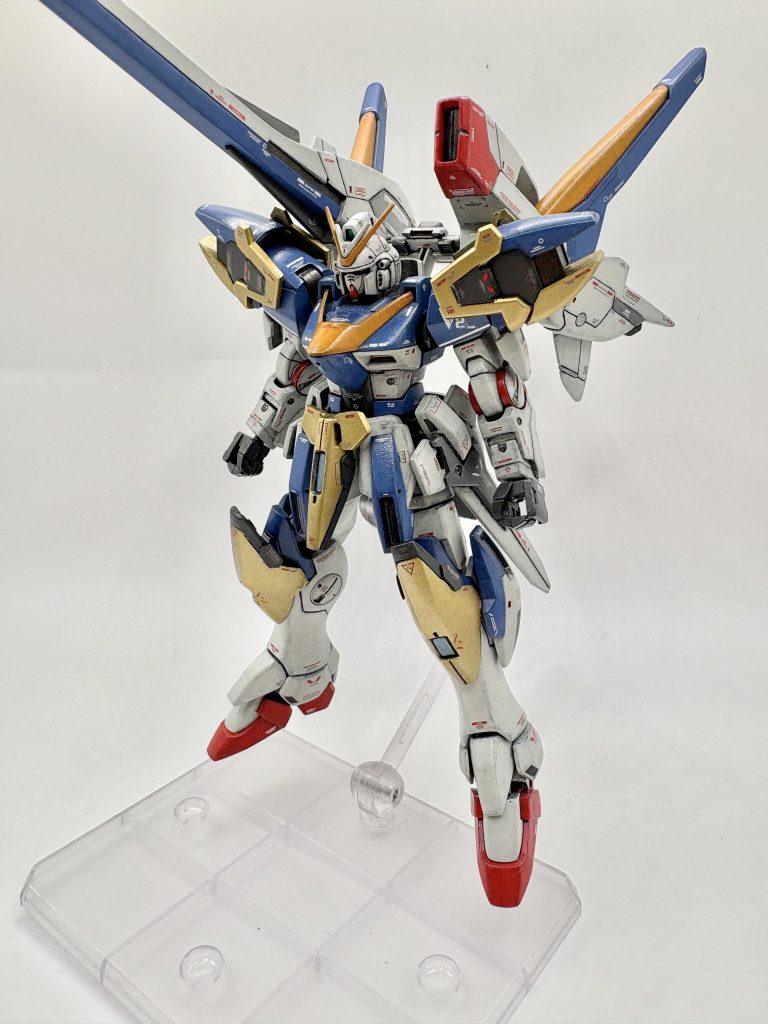 塗装は黒サフ→水性ホビーカラーで筆塗りのみです。今回はウェザリングせずに金属感を出したかったので、リンクルプラネットのステラパールを全色とも調色して使用し、重厚感も出したかったので黒立ち上げ気味に塗装を心掛けました。トップコートは半光沢にしてます。スジ彫りはアサルトパーツとバスターパーツ中心にちょこちょこ手を入れました。(スジ彫り初挑戦でした笑)