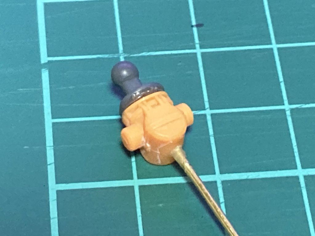 軽キャノン首パーツと赤いガンダム首パーツを組合わせ、長さ調整するとともに1mm真鍮線を通して軸部分を強化しました。