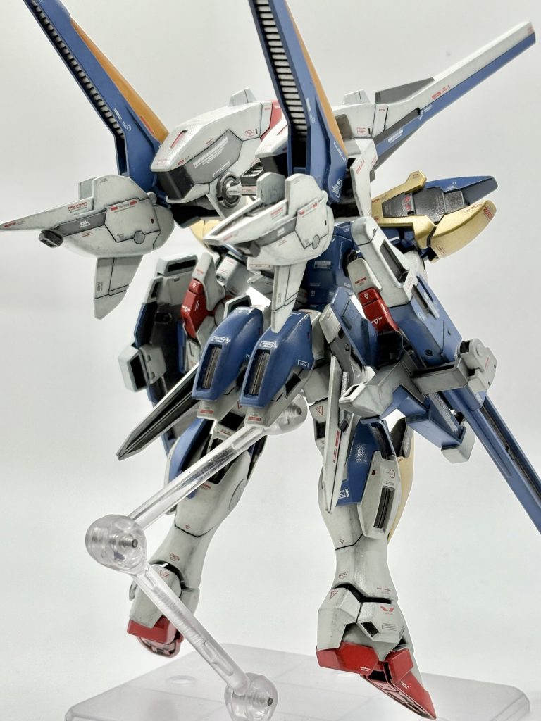 バックショットです。バスターパーツのT字はそのままだと寂しすぎたので、ちょっとだけ工作しました。光の翼拡張パーツ欲しい。。以降ポージングです!