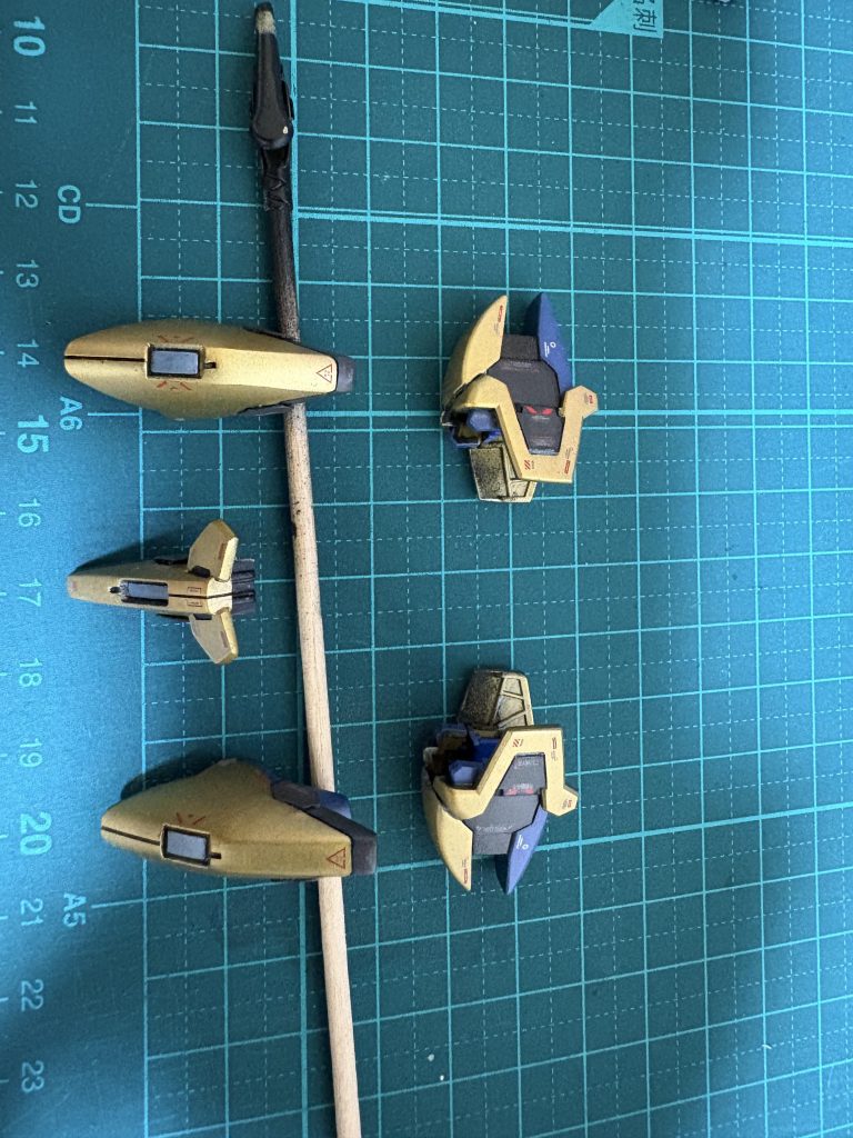 アサルトパーツの膝、股間はパーツを切断して若干サイズダウンさせました。というのもverカトキのアサルトパーツがHGと比べて小さく、それが引き締まって格好良く見えたので、参考にした感じです。肩はiフィールド発生装置感を出したく、個人的に気持ちメカメカしさが出るように塗り分けしました。