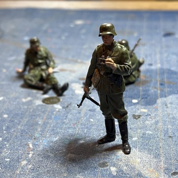スーは暑さのあまり灰になった……笑人体が発汗しているのか、発火しているのか？そんな暑さ、皆さんご無事ですか？ ティエレンいちおう進んでいます今回は情景描写ぽくしたく兵士も作ってます先に三体作ったのですが足らないように思い二体追加ティエレンの塗装は終わったので、後はウェザリングまで今日、進みました٩( 'ω' )و 妻がギャンにグリーン足しておいたよとアスパラガスナナスの剪定した枝を置いてくれましたちょいファンタジー感が出たような　笑😆（2枚目）
