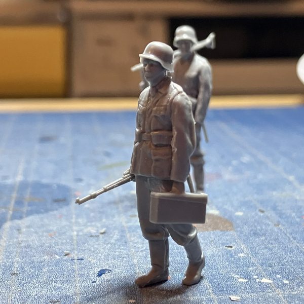 スーは暑さのあまり灰になった……笑人体が発汗しているのか、発火しているのか？そんな暑さ、皆さんご無事ですか？ ティエレンいちおう進んでいます今回は情景描写ぽくしたく兵士も作ってます先に三体作ったのですが足らないように思い二体追加ティエレンの塗装は終わったので、後はウェザリングまで今日、進みました٩( 'ω' )و 妻がギャンにグリーン足しておいたよとアスパラガスナナスの剪定した枝を置いてくれましたちょいファンタジー感が出たような　笑😆（1枚目）