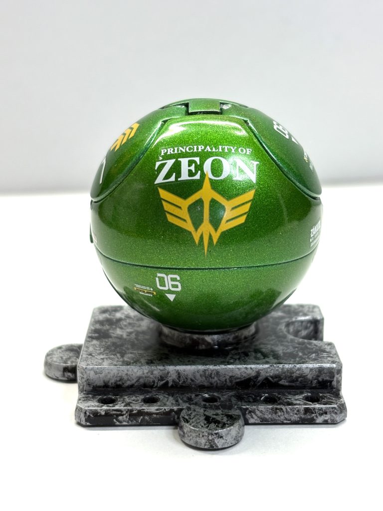 ザク風にするためそれ風のデカールを適当に貼りました。