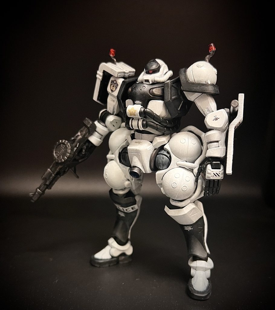 カラーリングは、日本の警察が運用するパトカーをイメージして白黒で。すでに多くの方が製作しているアレンジですが、どの部分を白、からに塗り分けるのか考えだすと意外と悩みました。特に軍警ザクの一番かっちょいい部分(個人的に)の脛アーマーの塗り分けは悩みました。今回は左右非対称に仕上げています。