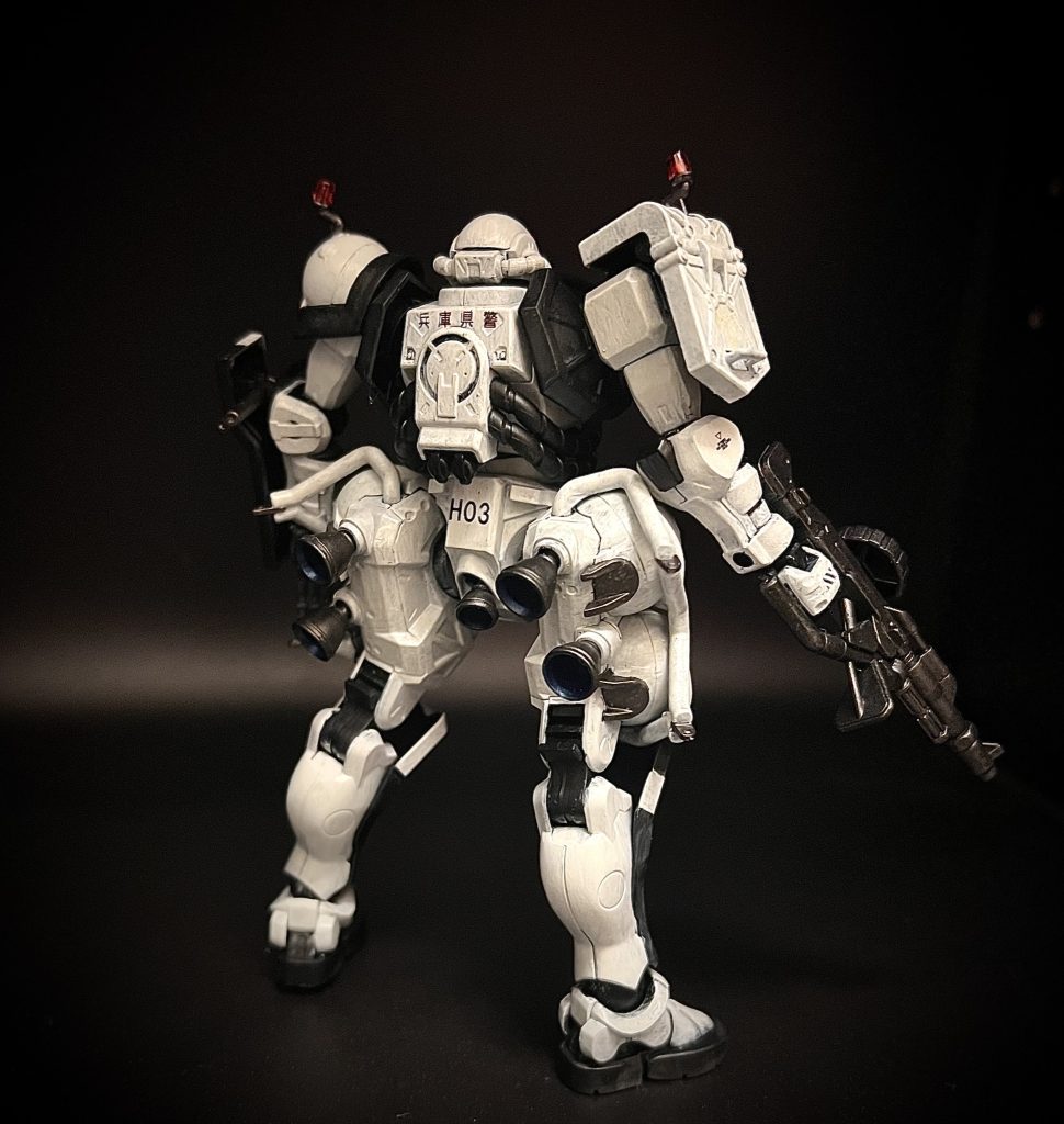 後ろはシンプルに。全面白色になっていますが、背中に「兵庫県警」の自作デカールを貼り付けています。バーニア内部は見えにくいですが、メタリックブルーです。