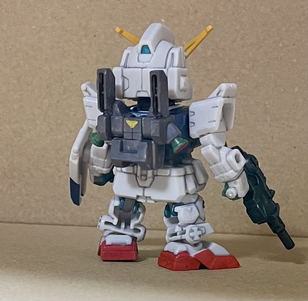 νガンダムの時と同様、ランドセルは白一色(笑)だったので、全塗装しました。