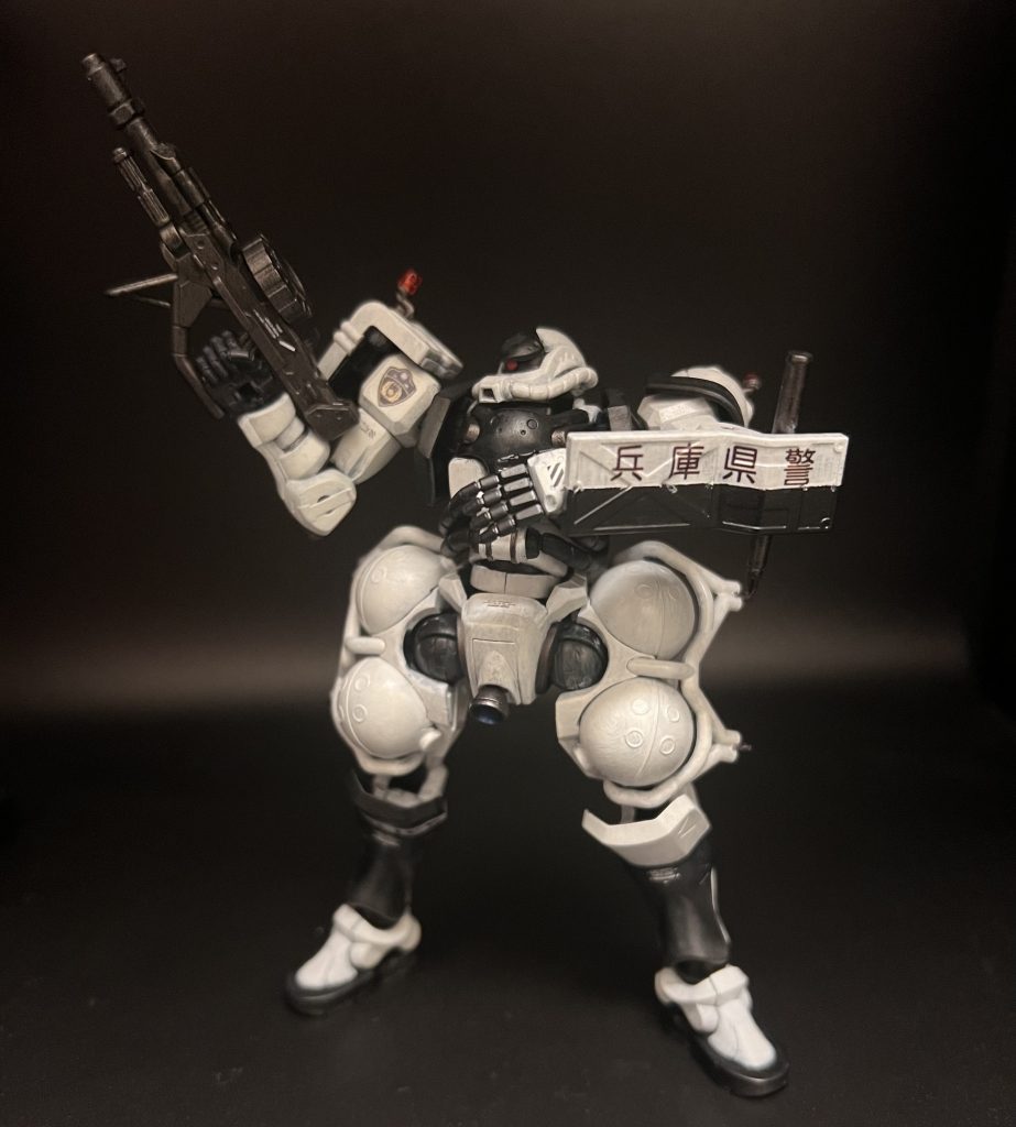 シールドを別キットから持ってこようとも考えたのですが、元キットのまま楽しみたかったので、今回はミニシールドをそのまま採用しています。段違いになっているデザインが、デカールに動きを出してくれています。