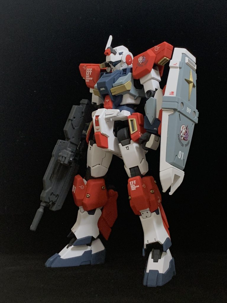 イエロー部は全てゴールドで塗装しました。簡単に高級感が出てくれるのでやりがちです。デカールはファントムスイープ隊1番機、ユーグ・クーロ機ということで、01を選択しています。