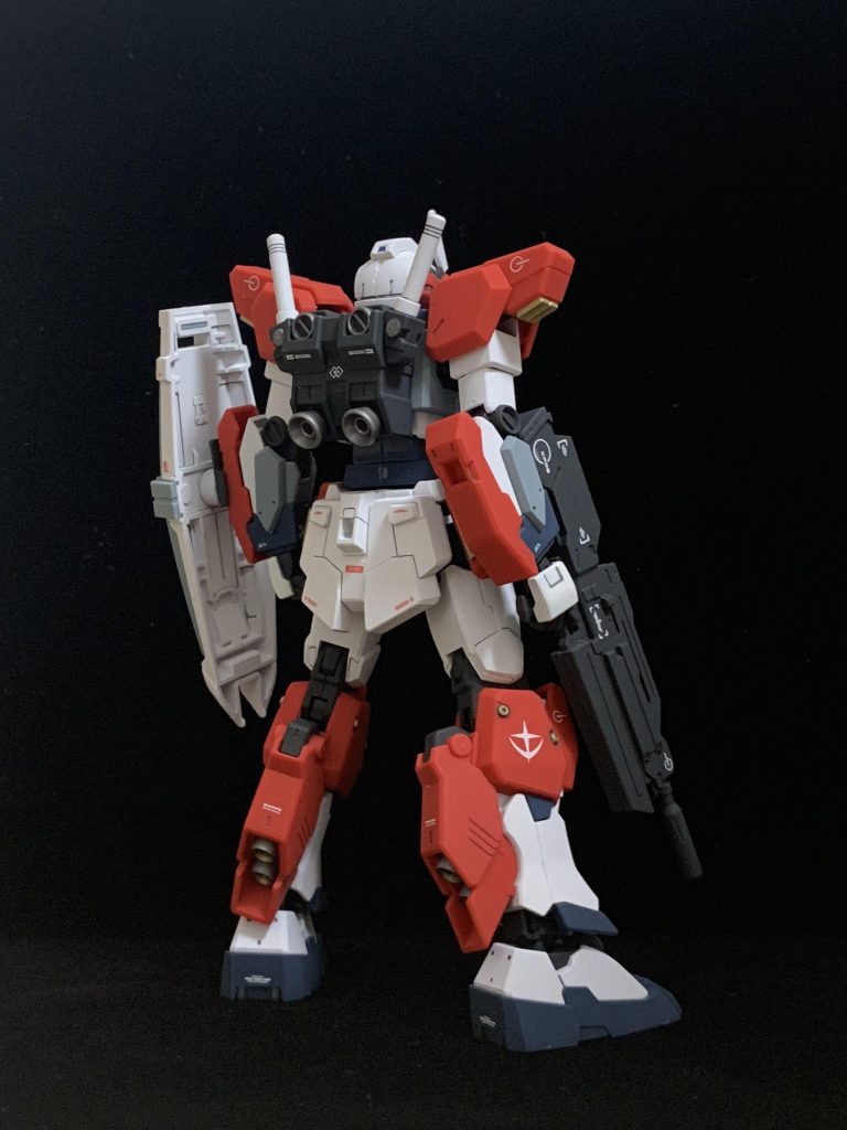 デカールの配置もスタンダードアーマーと合わせています。各所のバーニアも色分けされていませんので、丁寧に部分塗装しました。情報量が増えるので見映えも良くなったと思います。以下、簡単にポージングです。