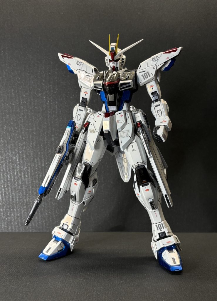 今回のキャンディ塗装は本当に大変でした。1/100スケールでは塗装面積が広く、特に背面の翼部分が大きいため、埃が付きやすく、塗装ムラも出やすかったので、2〜3回も塗り直す羽目になりました。さらに、塗装工程が多かったこともあり、以前紹介した充電式エアブラシがオーバーヒートして故障してしまいました。そこで急遽、タミヤ(TAMIYA) エアーブラシシステム No.43を購入し、なんとか完成にこぎつけました。キャンディ塗装は工程が多く、やはり手間がかかります。