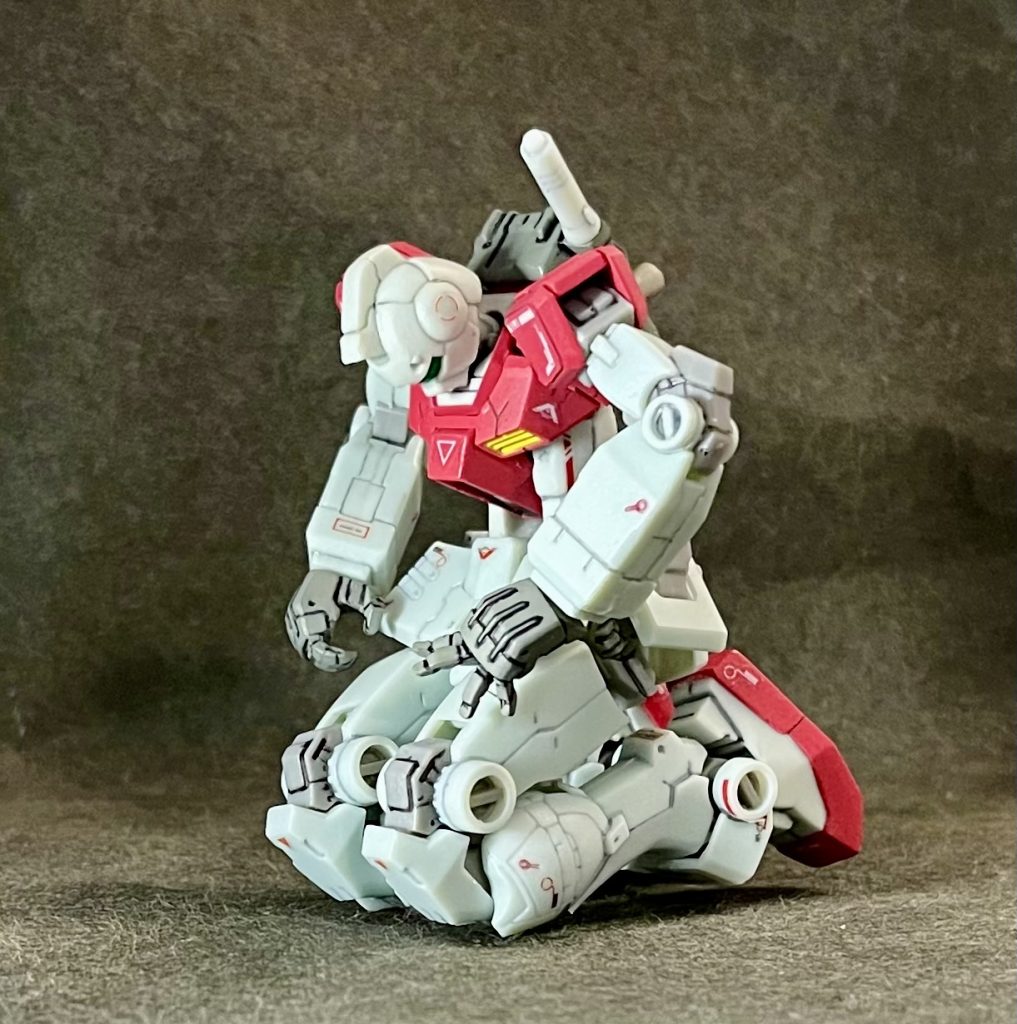 腰部:前後左右アーマー独立可動股関節:ボールジョイントと横ロール軸の二軸関節膝:二重関節※膝装甲別パーツ。ふくらはぎ部にスライド式装甲があり、膝の可動と連動して、若干潜り込ませる事で深く曲がるようになってます。足首:前後左右スイングとボールジョイントの三軸関節&アンクルアーマー独立可動