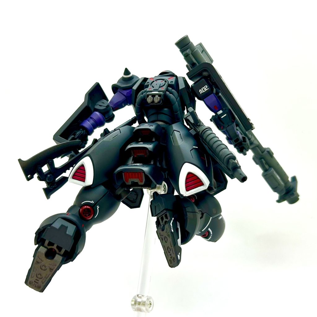 そうそう! ジークアクスでは黒い三連星、ちょっと残念な扱いでしたね😢マッシュさんは戦争からは足を洗い政治の世界に。ガイアとオルテガは落ちぶれてクラバて賞金稼ぎ。で、思ったんですけど…黒い三連星がいわゆる正史のような活躍をし、しかもジオン軍が勝利した世界線なのであれば、三人とも一年戦争の英雄になっているはず。にも関わらず、このような状況にあるのはですね…ジークアクスの世界線では「レビル将軍を捕らえて捕虜にする」という功績も実はシャアに奪われてるんじゃないですかね🤭 シャアは五隻の戦艦を落としたあとレビルも捕獲!の無双状態🤣ガイア・オルテガ・マッシュの3人は正史ほどの活躍もなく、アムロのガンダムと戦うこともなく、ジオン軍は勝って生き残ったけど。。。黒い三連星がもっと大活躍してたらM.A.V戦術も2機1組ではなく3機1組になってたりして😁