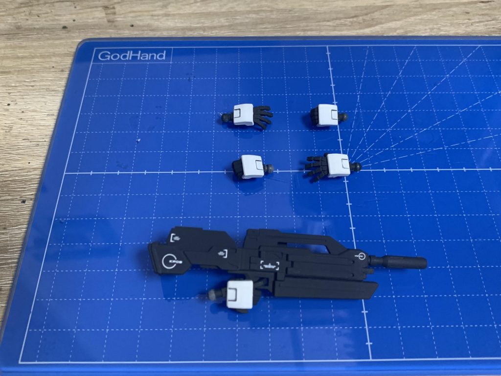 ハンドパーツは今回5種用意しました。左手でサーベルを使うイメージがなぜかあったので、普段の構成に右平手を追加しています。左サーベル持ち手はジムスパルタン、握り手・平手はジムⅢ、銃持ち手はジェスタから流用しています。さすがにハンドパーツのストックが無くなってきたので、また集めなければ…(笑)