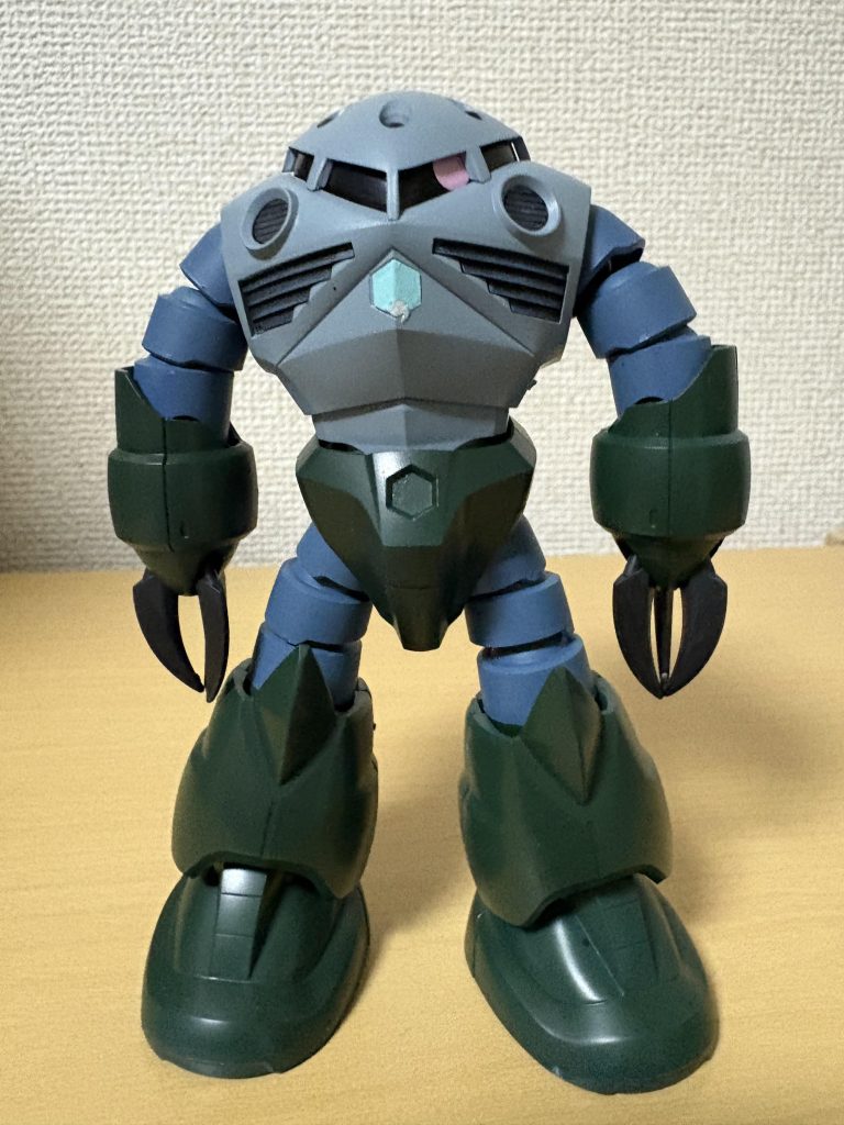 形成色に近そうな色でサフ無しスプレー缶再塗装。とは言え、脚部や腰、クロー付け根の部分が想像以上に緑成分が多くなってしまいました（汗）