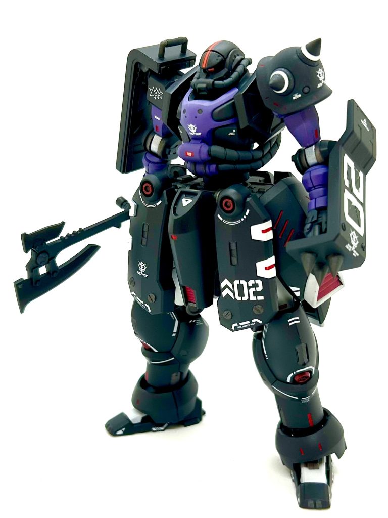 元となっているのがHG 軍警ザクなので、その左手のシールドも加工して武器っぽく😁