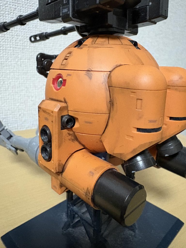 ウェザリングカラーは、筆で塗ってはすぐにティッシュで拭き取りとお手軽でラフな感じで…