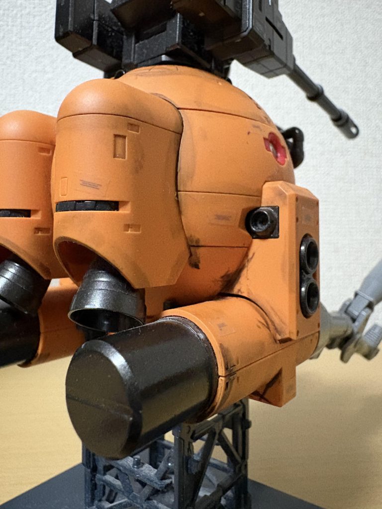 汚しとしては角や段落ち部、すす汚れしそうな箇所を重点的に。