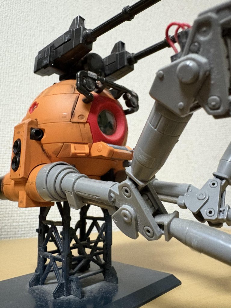 上部のキャノン砲はジャーマングレーのような濃いめの色に。